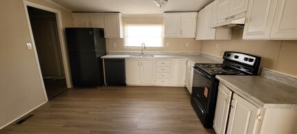 724 Creek Ridge Rd in Greensboro, NC - Building Photo - Building Photo