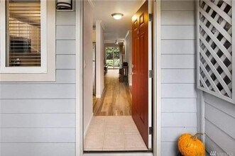 11107 NE 125th Ln, Unit F122 in Kirkland, WA - Foto de edificio - Building Photo