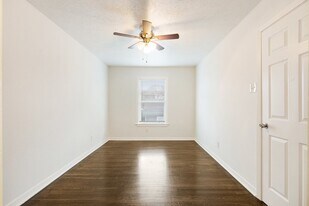 8451 1/2 Howard Dr in Houston, TX - Building Photo