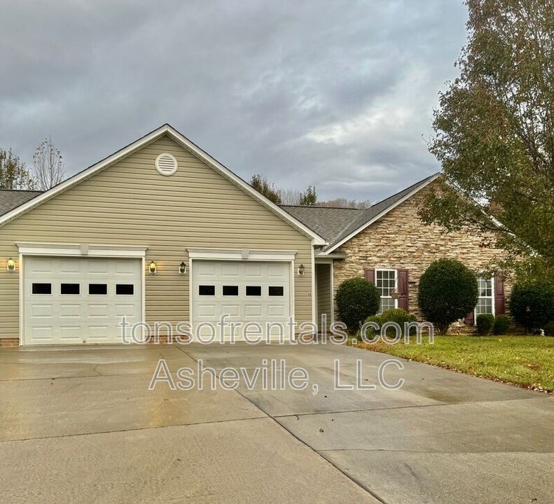 34 Cottage Ridge Rd in Fletcher, NC - Building Photo