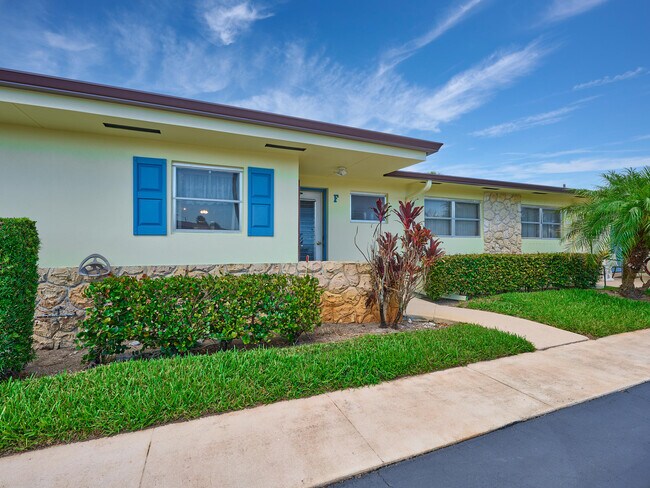 2804 Crosley Dr E in West Palm Beach, FL - Building Photo - Building Photo