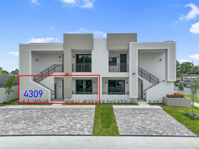 4309 E 8th Ct in Hialeah, FL - Building Photo - Building Photo