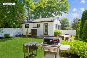 12 Penny Ln in Hampton Bays, NY - Foto de edificio - Building Photo