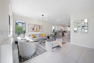 8387 NW 43rd St in Doral, FL - Building Photo - Building Photo