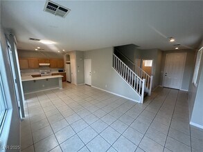 8439 Regal Hills Ct in Las Vegas, NV - Foto de edificio - Building Photo