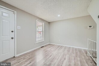 243 N Gilmor St in Baltimore, MD - Foto de edificio - Building Photo