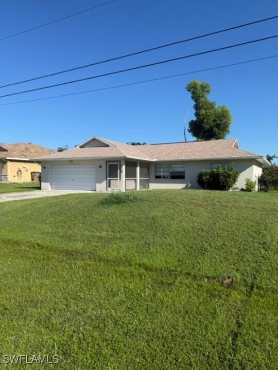 825 SW 37th Terrace in Cape Coral, FL - Building Photo