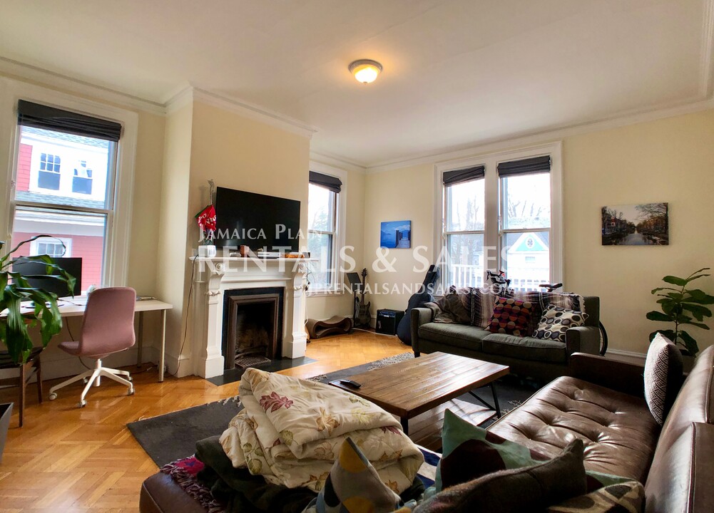49 Burroughs St in Boston, MA - Building Photo