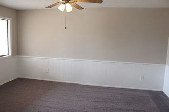 3161 S Bunker Hl Dr in Wichita, KS - Building Photo - Building Photo