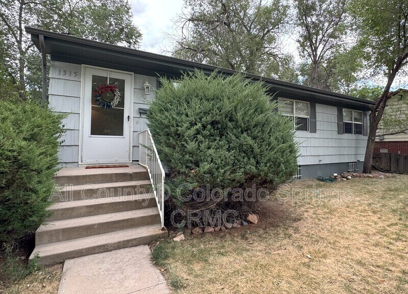1515 Eagle View Dr in Colorado Springs, CO - Foto de edificio