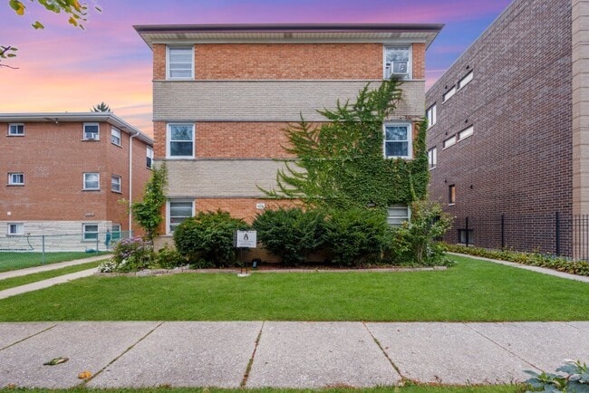 property at 4236 N Kedvale Ave