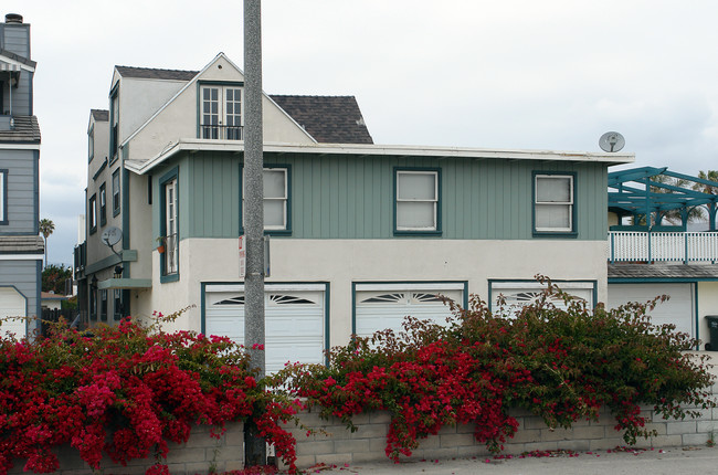 1075-1079 Montauk Ln in Ventura, CA - Foto de edificio - Building Photo