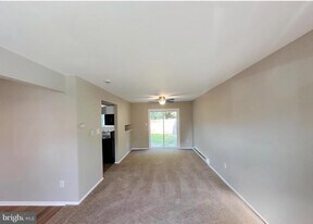 574 Loch Lomond Dr in Gloucester Township, NJ - Building Photo