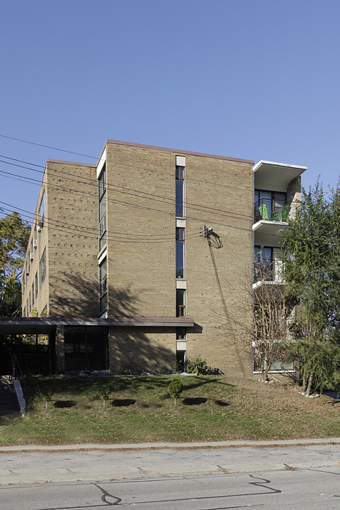 8 Kings Point Dr in Toronto, ON - Building Photo