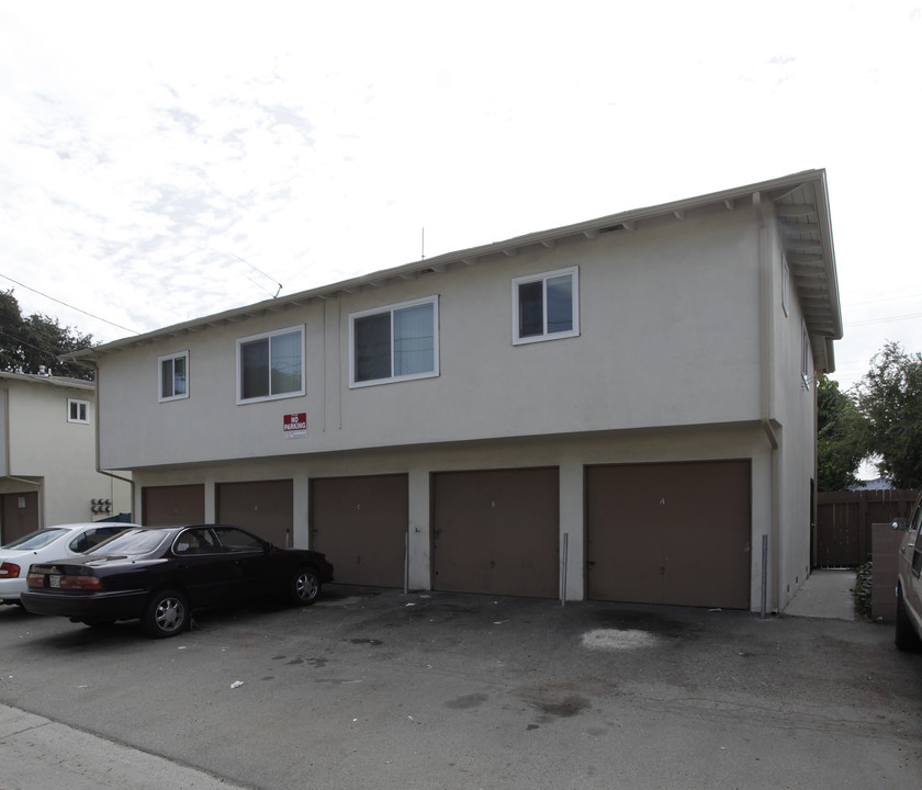 2105 W Ball Rd in Anaheim, CA - Building Photo