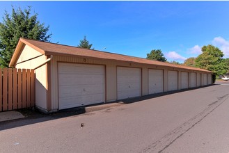 Fairways Apartments in Longview, WA - Building Photo - Building Photo