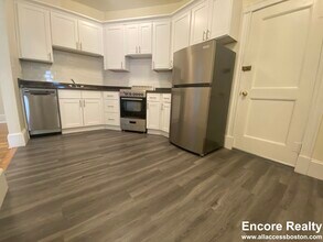 1595 Beacon St, Unit 3 in Brookline, MA - Building Photo - Building Photo