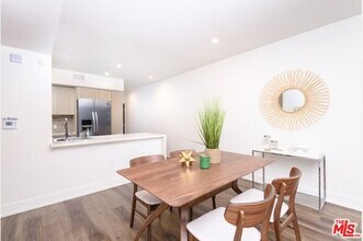 129 S Kings Rd-Unit -ph2 in Los Angeles, CA - Building Photo - Building Photo