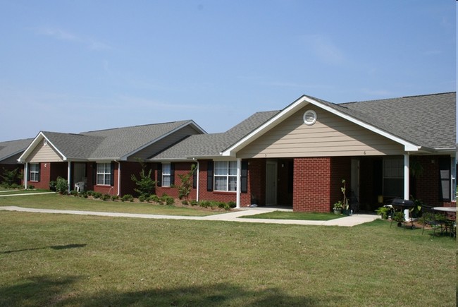 Regis Square Apartments in Selma, AL - Building Photo - Building Photo