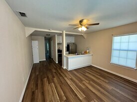 1112 W Elizabeth St, Unit Apt A in Brownsville, TX - Building Photo