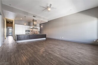 2775 W Pebble Rd in Las Vegas, NV - Foto de edificio - Building Photo