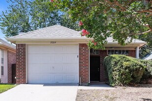 2004 Lee Dr in Denton, TX - Building Photo