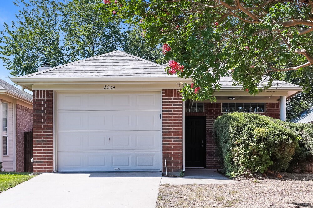 2004 Lee Dr in Denton, TX - Building Photo