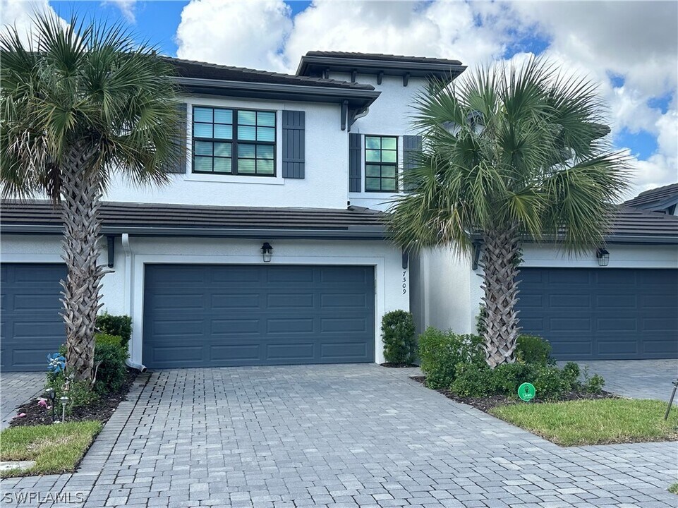 7509 Carnegie Way in Naples, FL - Building Photo