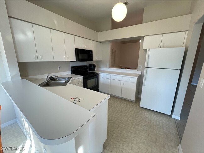 10904 Regent Cir in Naples, FL - Building Photo - Building Photo