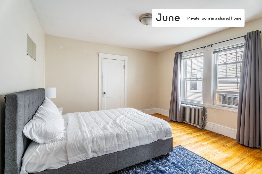 Private bedroom in 4 bed/1.5 bath Home in Boston, MA - Building Photo