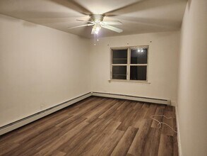 3045 68th St, Unit Woodsude large 2 BR in Woodside, NY - Foto de edificio - Building Photo