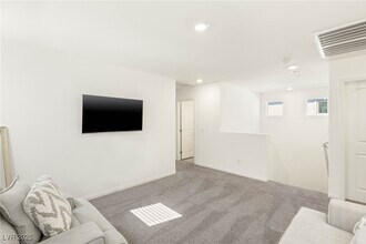 4718 Arctic Clfs Ave in Las Vegas, NV - Foto de edificio - Building Photo