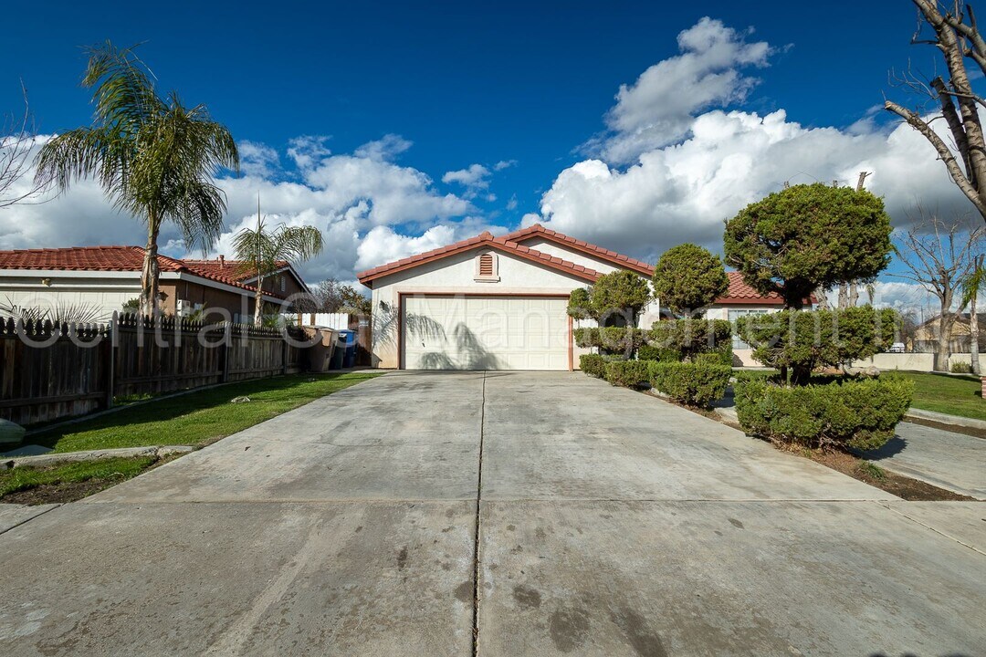 900 Lost Trail Way in Bakersfield, CA - Foto de edificio