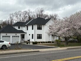 724 Holmdel Rd in Holmdel, NJ - Building Photo