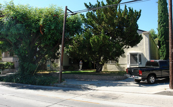 Dickens Court Apartments in Sherman Oaks, CA - Building Photo - Building Photo