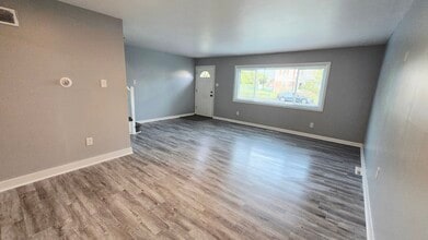 5729 Mitchell Rd in Levittown, PA - Building Photo - Building Photo