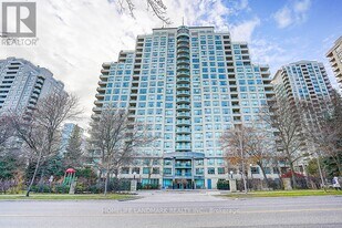 238 Doris Ave in Toronto, ON - Building Photo