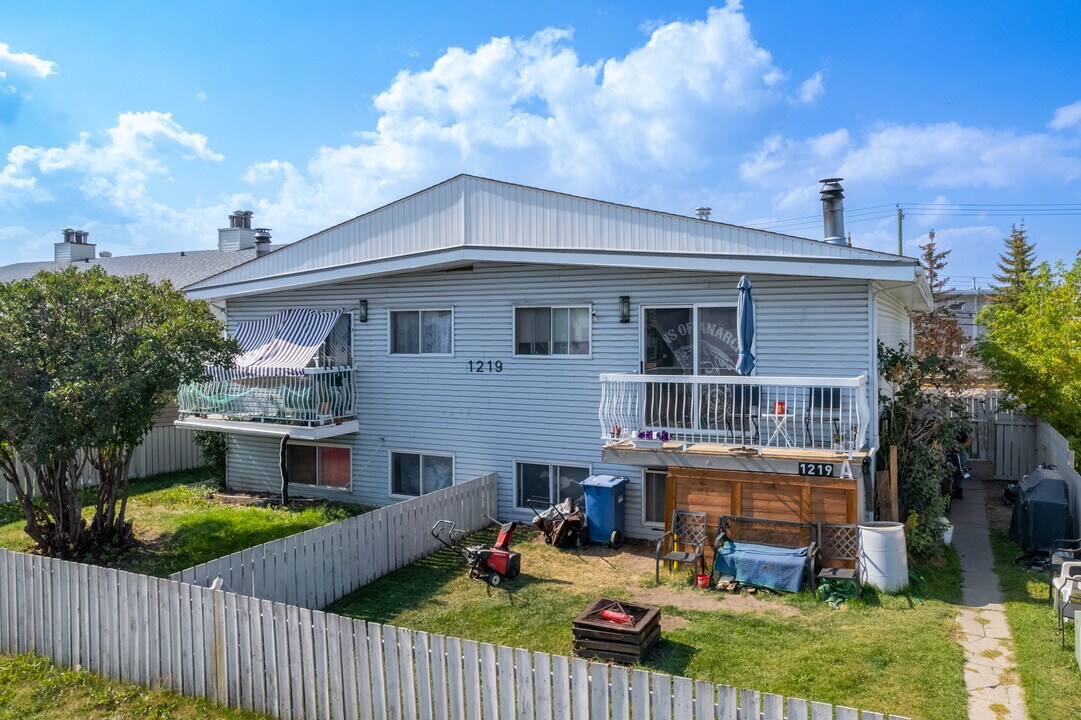 1218 43 St SE in Calgary, AB - Building Photo