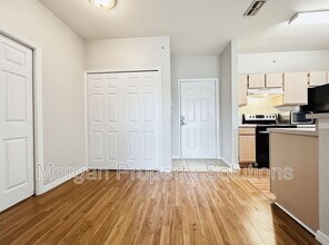 5463 Vineland Rd in Orlando, FL - Building Photo - Building Photo