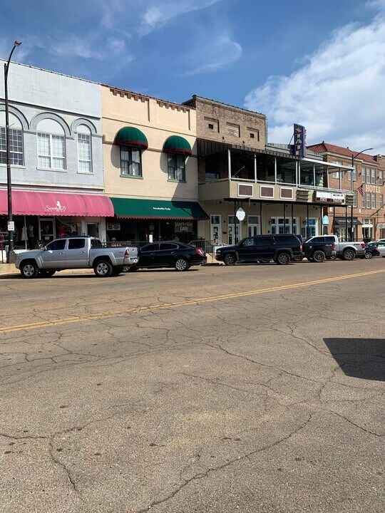 211 E Main St in Starkville, MS - Building Photo