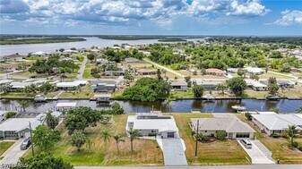 27381 Voyageur Dr in Punta Gorda, FL - Building Photo