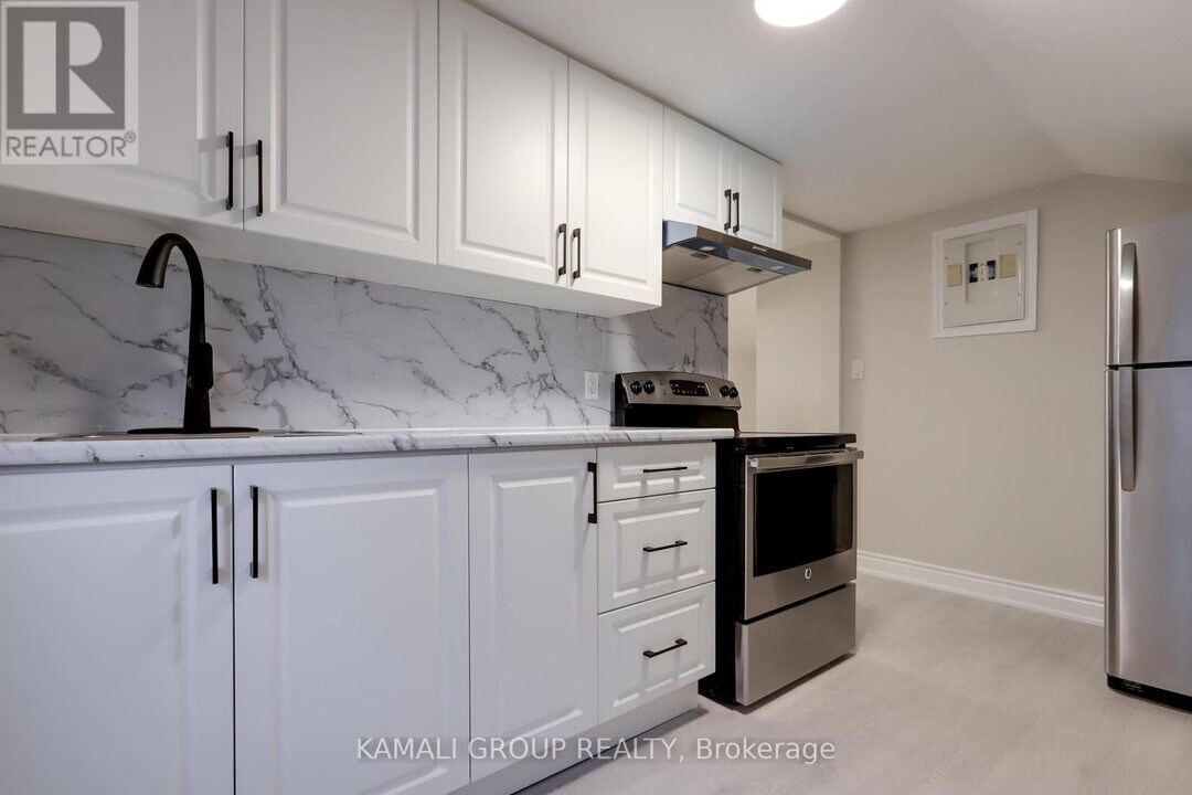 81 McMillan Dr in Oshawa, ON - Building Photo