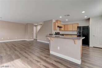 7021 Town Forest Ave in Las Vegas, NV - Building Photo - Building Photo