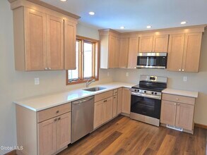 7 Pineview Ct in Waterford, NY - Building Photo - Building Photo