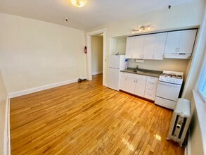 1330 Commonwealth Ave, Unit 21 in Boston, MA - Foto de edificio - Building Photo