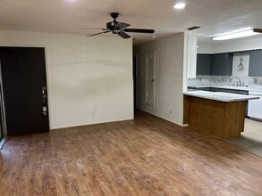 1025 W Terry St in Slaton, TX - Building Photo - Building Photo