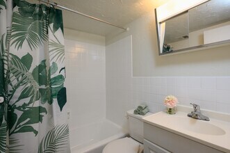 Ambassador Terrace in Upper Darby, PA - Foto de edificio - Interior Photo