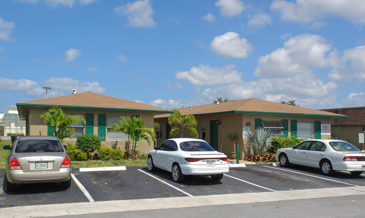 3910 NW 30th Ter in Lauderdale Lakes, FL - Building Photo