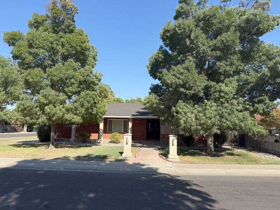 1608 Hillview Dr in Los Banos, CA - Building Photo