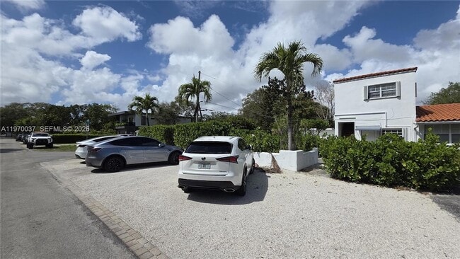 1105 NE 119th St, Unit A in Biscayne Park, FL - Foto de edificio - Building Photo